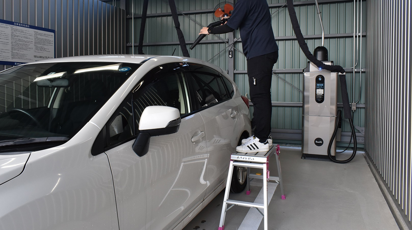 手洗い・仕上げブースでブロワーを使用している様子