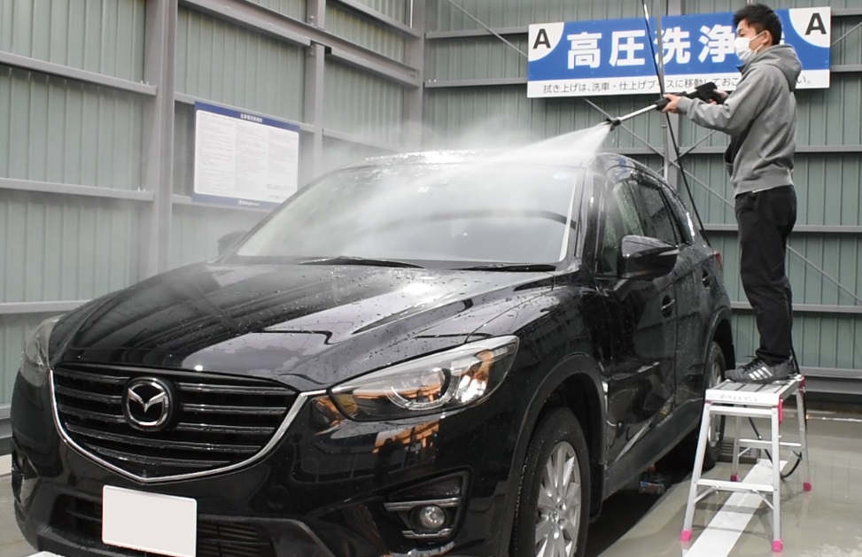 高圧洗浄ブースで車を洗浄している様子